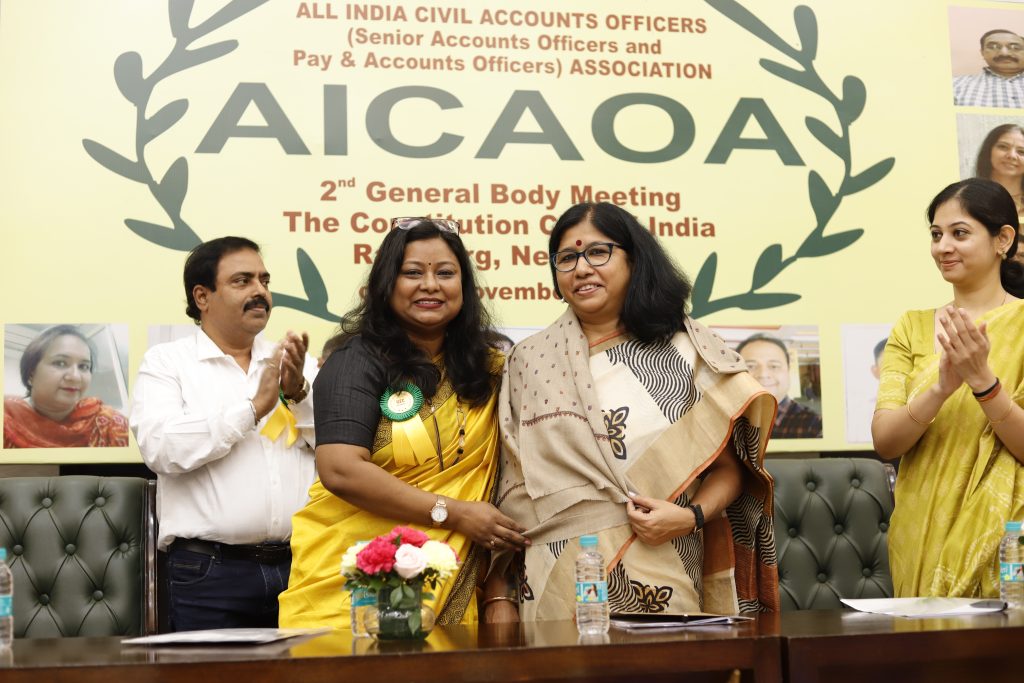 Felicitation of Ms. Tripti Patra Ghosh, Jt. CGA by Ms. Anita Rawat, Vice-President, AICAOA