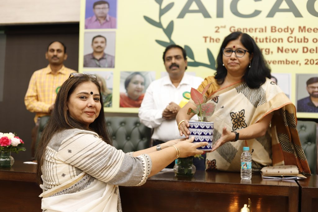 Ms. Geetanjali, President, AICAOA felicitating Ms. Tripti Patra Ghosh, Jt. CGA