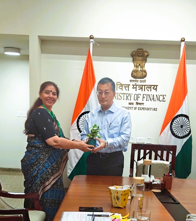 Felicitation of Sh. V. Vualnam, Secretary (Expenditure), GoI by Ms. Geetanjali, President AICAOA